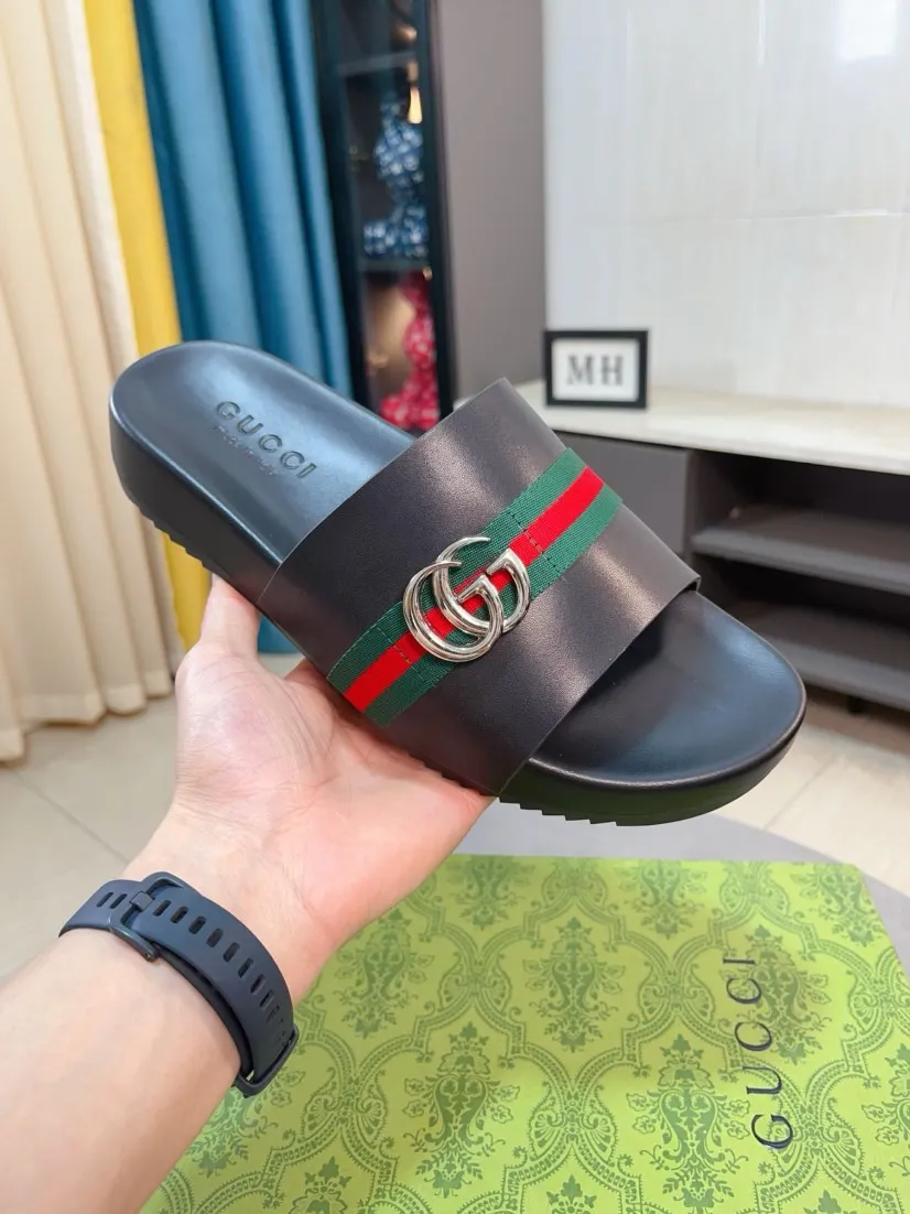 Men's Men's Shoes💰300🌸🌸【GUCCI New Style】This slipper is made of GG polyester fiber and is decorated with the Gucci label on the front, adding a bold logo feel to the style. "Gucci Made in Italy" stamped label Rubber sole Flat Made in Italy Men's sizes 39 to 45, (46. Customized